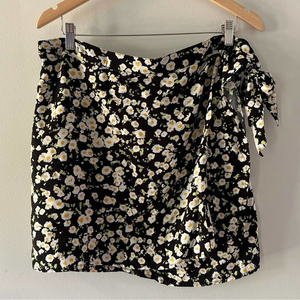 NWT - ABOUND Floral Wrap Mini‎ Skirt in Black Daisy Ditzy Floral, 1X, Nordstrom